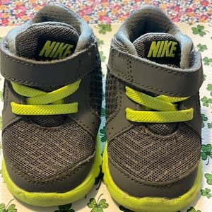 NIKE GRAY AND GREEN TODDLER/BABY TENNIS SHOES SIZE 3